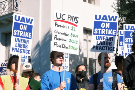Workers protest at UC Berkeley, Nov. 2022. This comes amidst negotiations for higher pay and other benefits by UC UAW union members. (AP Photo/Ian Castro) 

